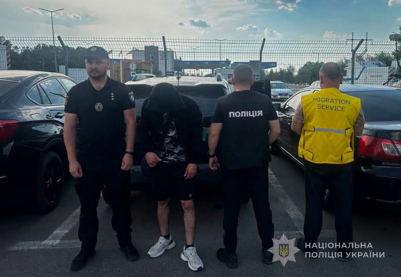 Мав судимості та переховувася: Запорізькі поліцейські видворили з України мігранта-кримінальника (фото)