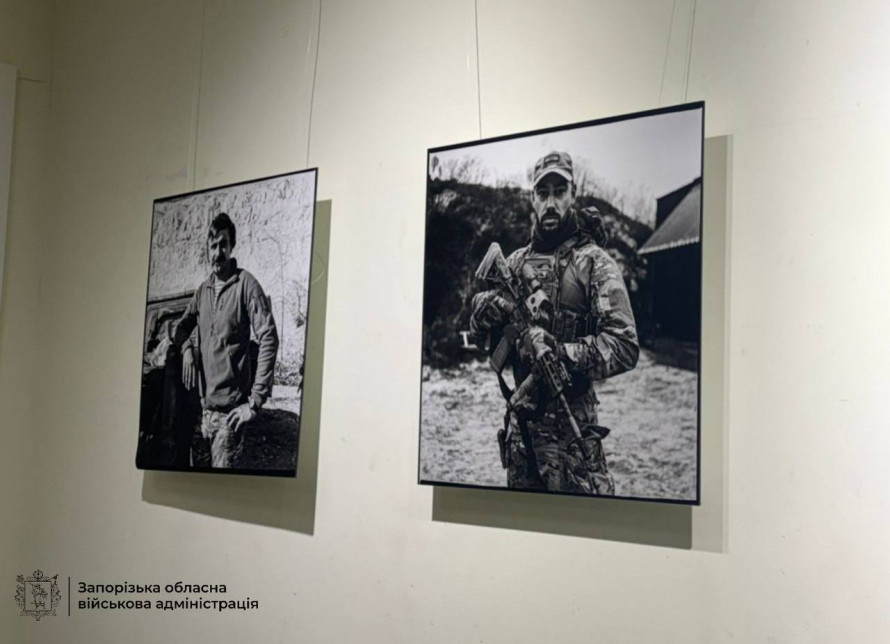 Короткі миті тиші між боями - в Запоріжжі показали світлини, створені бійцями бригади «Азов» (фото)