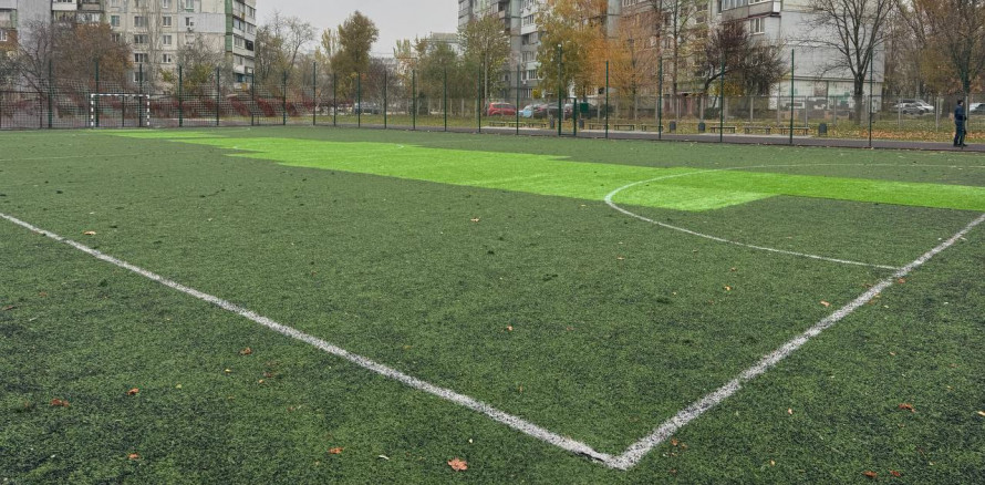 Дозвілля з користю та комфортом - в одному з районів Запоріжжя оновили спортмайданчик (фото)