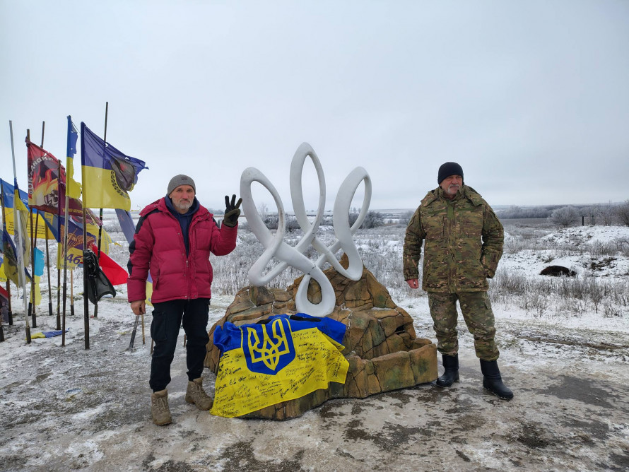 Символ єдності серед бойових прапорів: біля Оріхівської стели встановили нову скульптуру (фото)