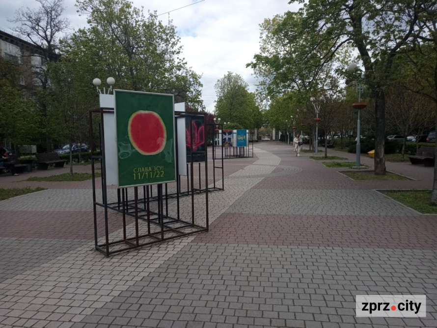 У Запоріжжі просто неба відкрили виставку харківського художника - фото