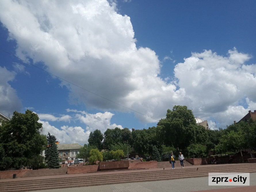 Як виглядає наприкінці весни сквер в історичній частині Запоріжжя - фото