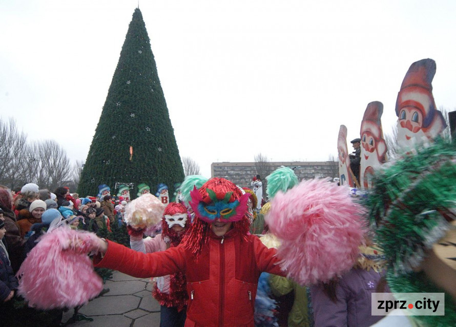 Казка мирних часів – як у Запоріжжі протягом 20 років змінювалася новорічна ялинка (фото)