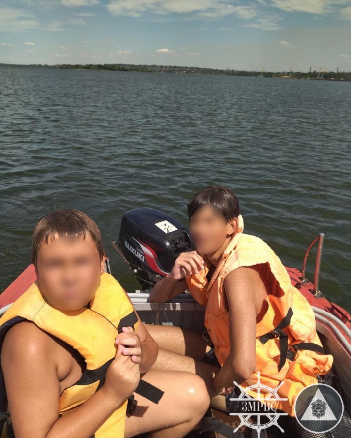 За крок від трагедії - на пляжі в Запоріжжі врятували двох дітей на матраці (фото)