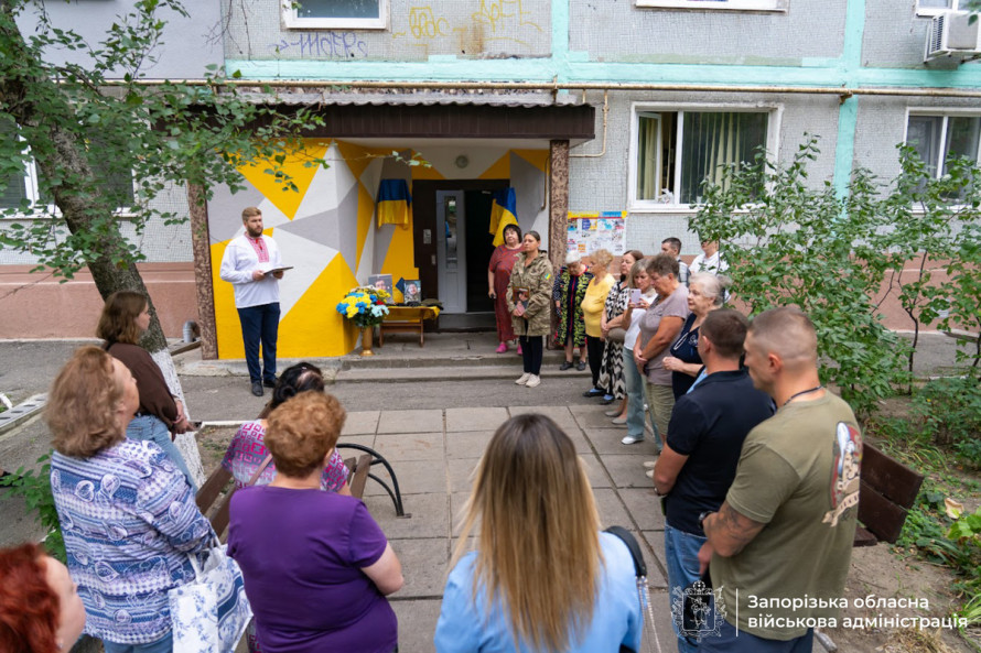«Дуже важко без нього жити» - у Запоріжжі відкрили меморіальну табличку на честь загиблого Героя Олександра Докукіна (фото)