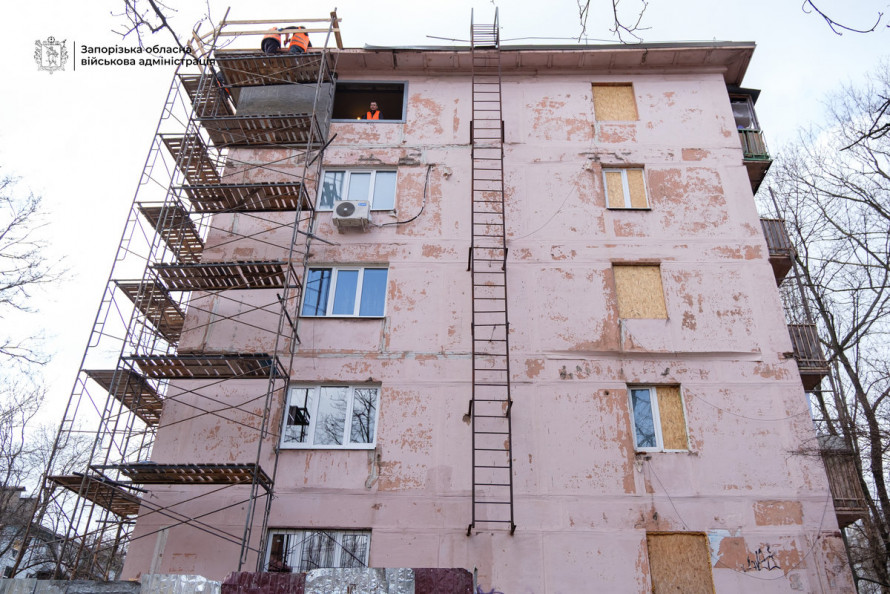 «До завершення року маємо впоратися»: як у Запоріжжі відбудовують будинок, який вразив ворожий удар (фото, відео)