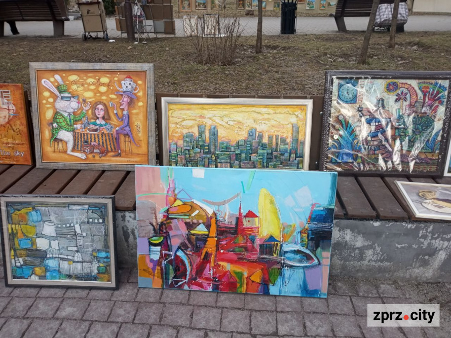 Майдан Митців у Запоріжжі: як вернісаж біля фонтану виглядає на початку весни (фото)