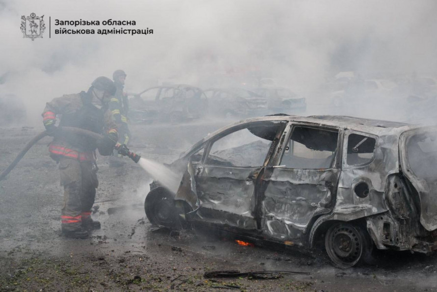 Горить автостоянка: росіяни вдарили по Запоріжжю - є поранені в тому числі дитина (фото);