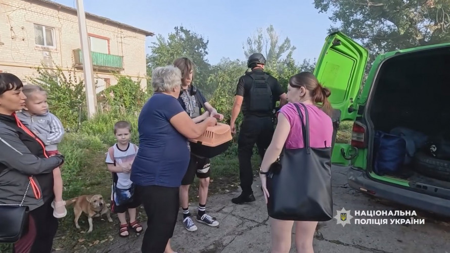 «Життя дітей понад усе»: поліцейські вивезли родину із села на Запоріжжі (відео)
