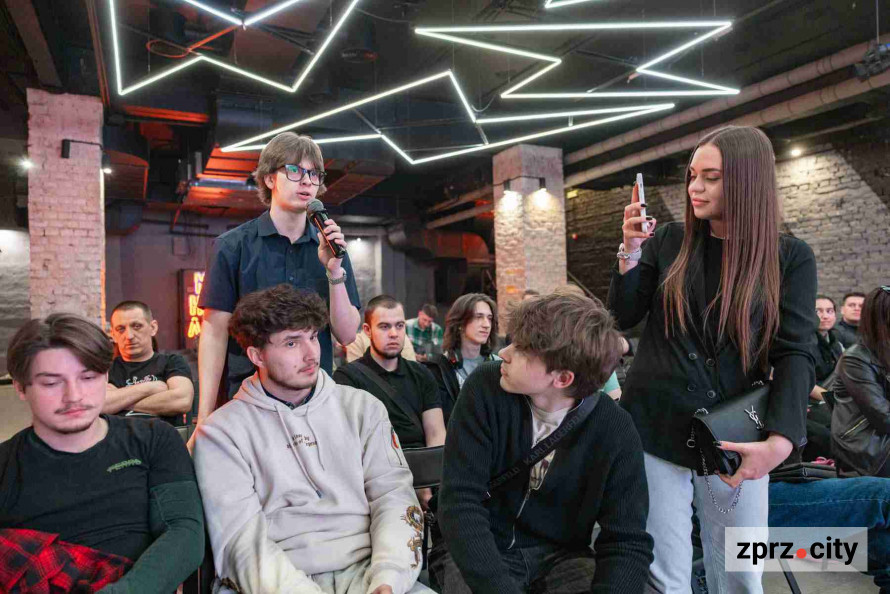 «Ми можемо тримати фронт, але не можемо тримати тил»: у Запоріжжі відбулася відкрита розмова ветеранів із громадою