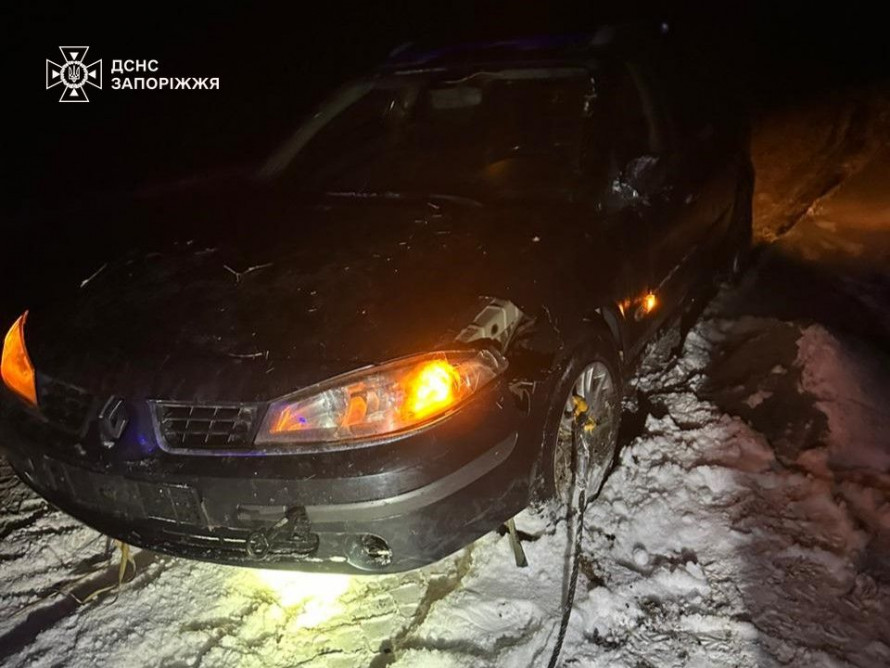 Сніг і ожеледиця зупинили "швидку" - у Запоріжжі рятувальники витягували авто з пастки негоди (фото)