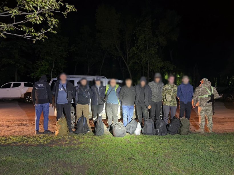 Дев'ятеро у позашляховику: запоріжець та «попутники» з інших областей намагалися втекти до Молдови (фото, відео)