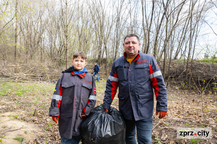 Запорізькі металурги долучилися до весняного прибирання міста