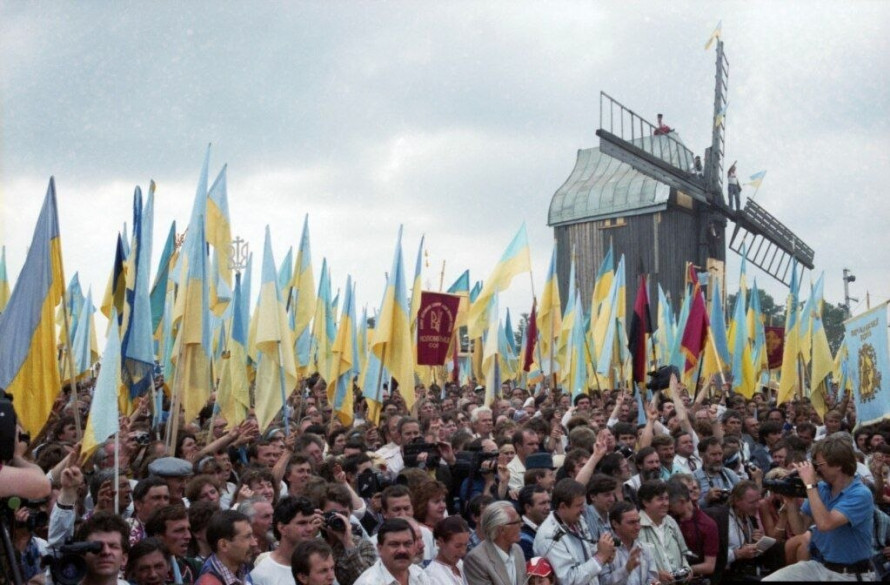 500 тисяч синьо-жовтих прапорів над радянським Запоріжжям – публікуємо щоденник учасника подій