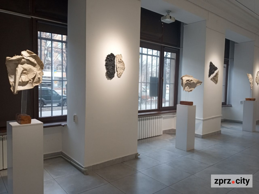 Череп Буратино: у Запоріжжі відкрили виставку про філософію брехні - фото