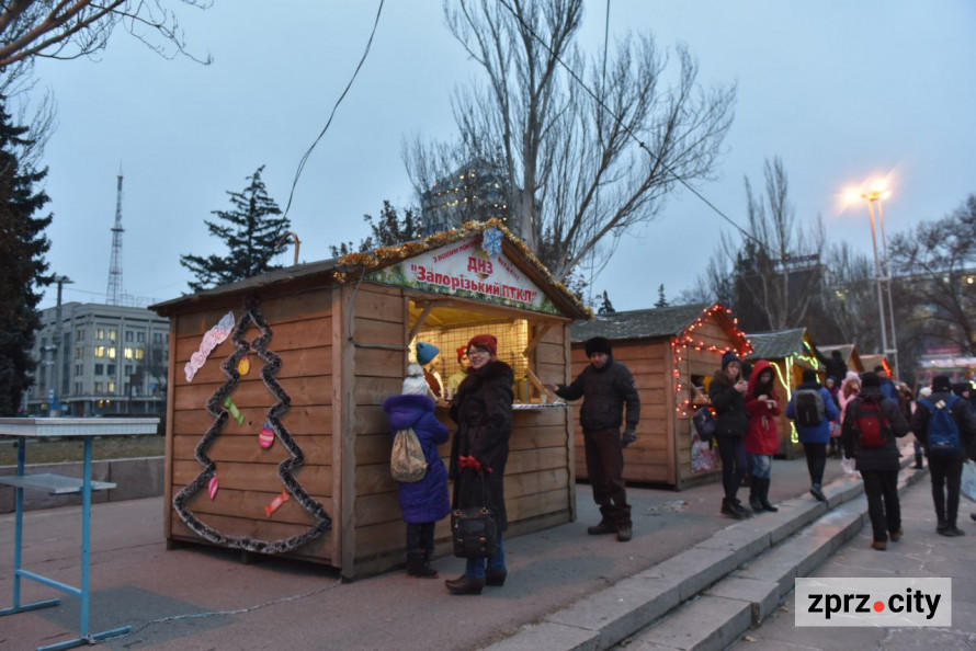 Казка мирних часів – як у Запоріжжі протягом 20 років змінювалася новорічна ялинка (фото)