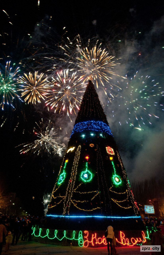 Казка мирних часів – як у Запоріжжі протягом 20 років змінювалася новорічна ялинка (фото)