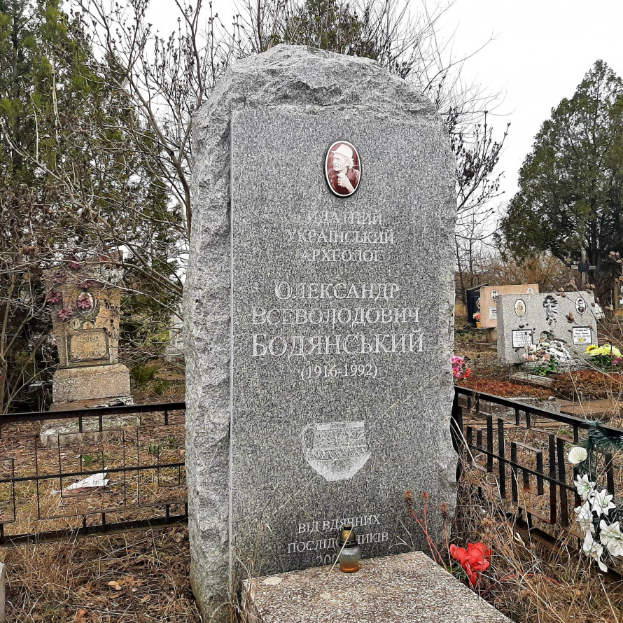 Лежала в посадці біля кургану: у Запорізькому районі знайшли стелу віком понад шість тисяч років (фото)