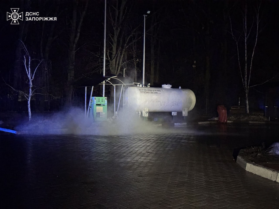 У Запоріжжі на АЗС стався витік газу - як діяли рятувальники (фото)
