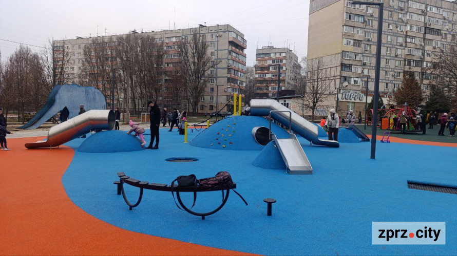 Великий дитячий майданчик та спортивні зони - у спальному мікрорайоні Запоріжжя оновили парк (фото)