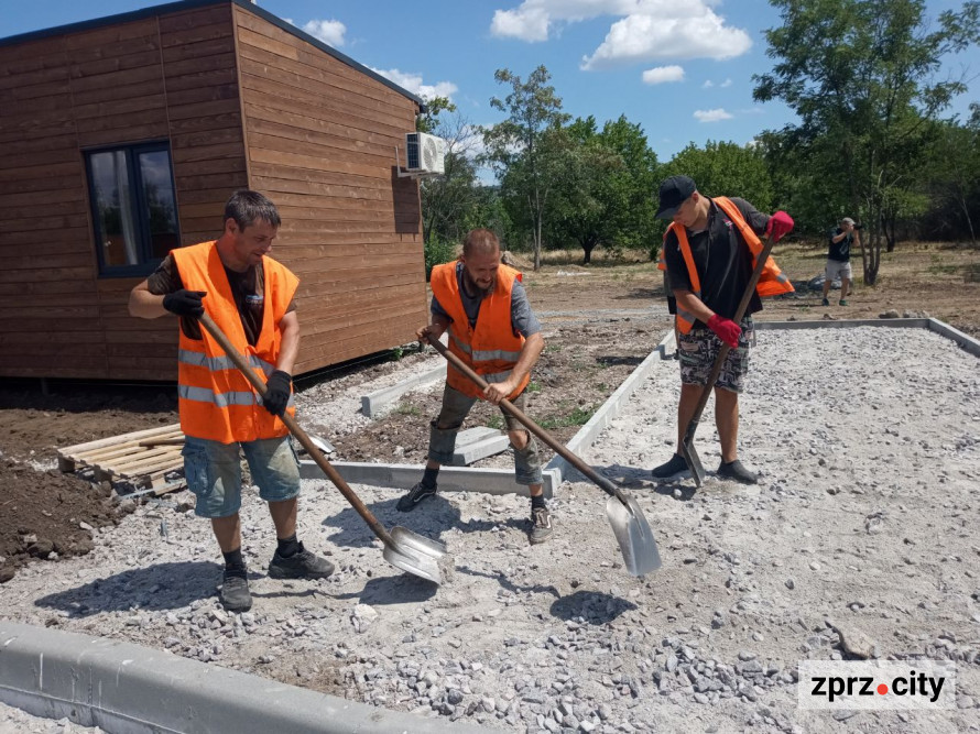 У Запоріжжі завершують облаштування модульного містечка для переселенців і запрошують подавати заявки (фото)