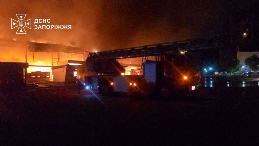 Ворог ударив по великому торгівельному центру Запоріжжя: подробиці (фото, відео)