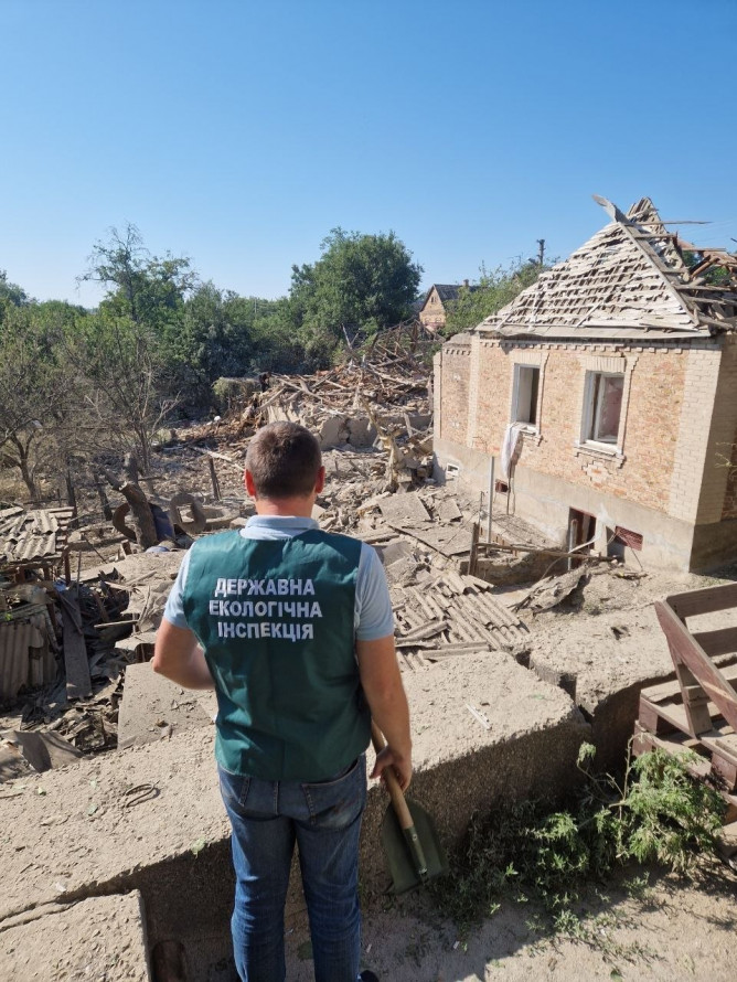Знищені будинки, заправка, вирви серед цвинтаря: у Запоріжжі екологи показали наслідки авіаударів 26 та 27 липня (фото)