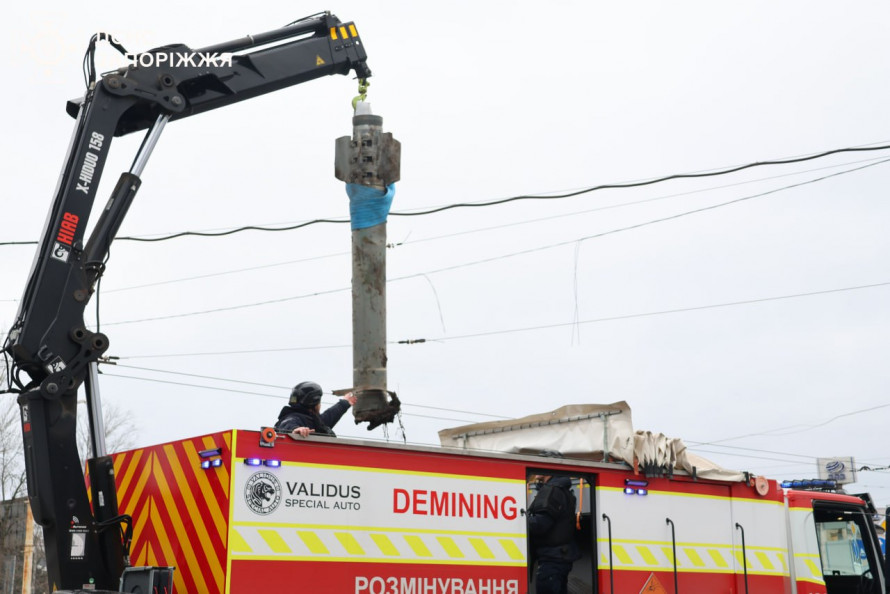 Небезпечна знахідка: мешканці Запоріжжя натрапили на реактивний снаряд біля проїжджої частини (фото)