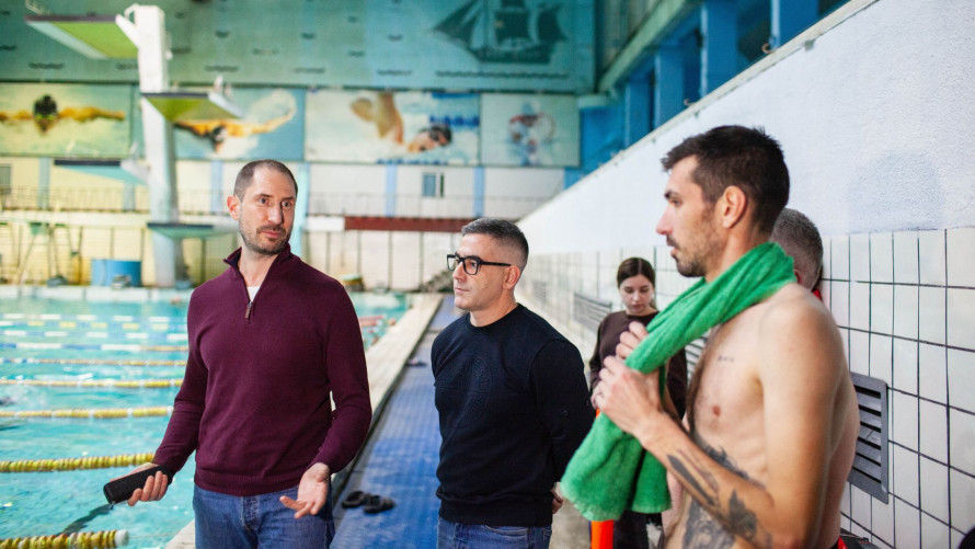 «Вільні хвилі» для захисників: як плавання за методикою олімпійця допомагає ветеранам повернутися до активного життя