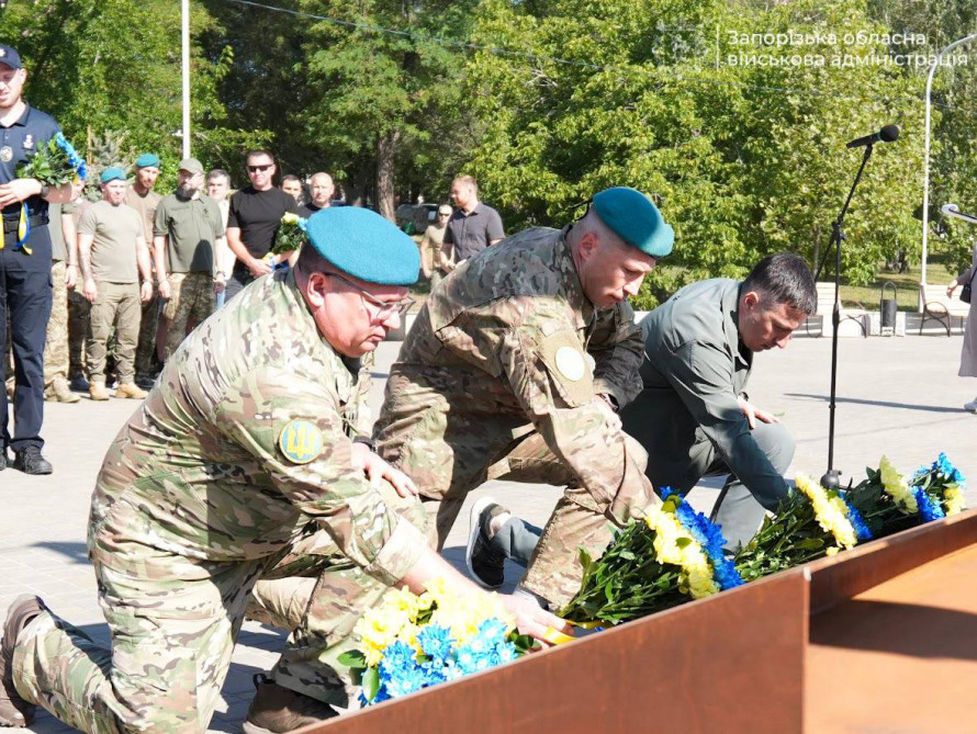 Корабельна ринда біля пляжу: у Запоріжжі відкрили меморіал полеглим морським піхотинцям (фото)