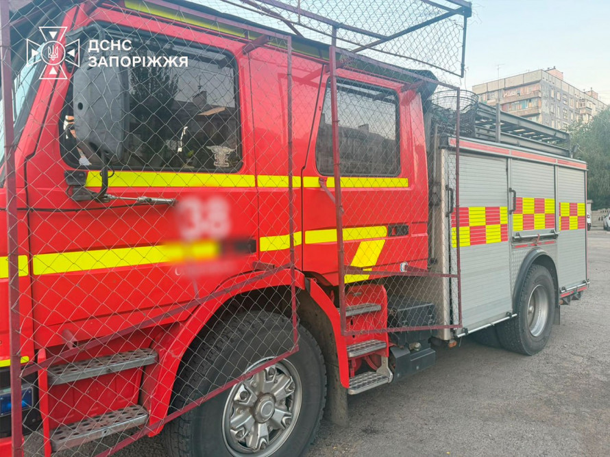 У Запорізькому районі ворог вдарив по рятувальниках, які їхали на ліквідацію наслідків обстрілу: що з людьми