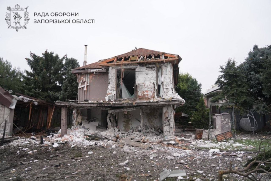 Росіяни двічі вдарили по центру Запоріжжя: на місці працюють рятувальники та медики (фото, відео)