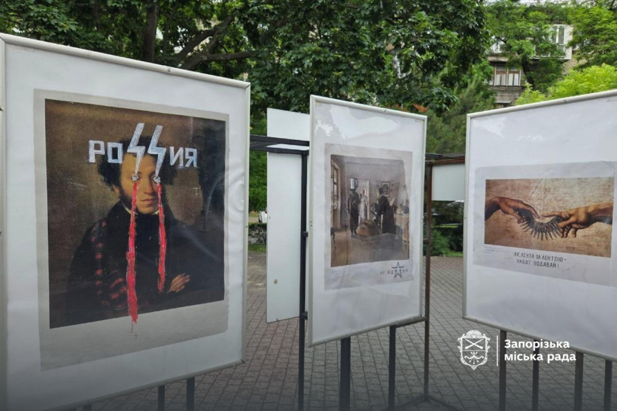 У Запоріжжі просто неба відкрилась виставка плакатів одеського художника-військовослужбовця (фото)