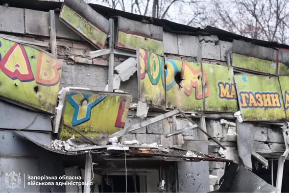 «Було чисто й людно, а сьогодні — уламки»: що розповідають очевидці нічного удару по Запоріжжю (фото, відео)