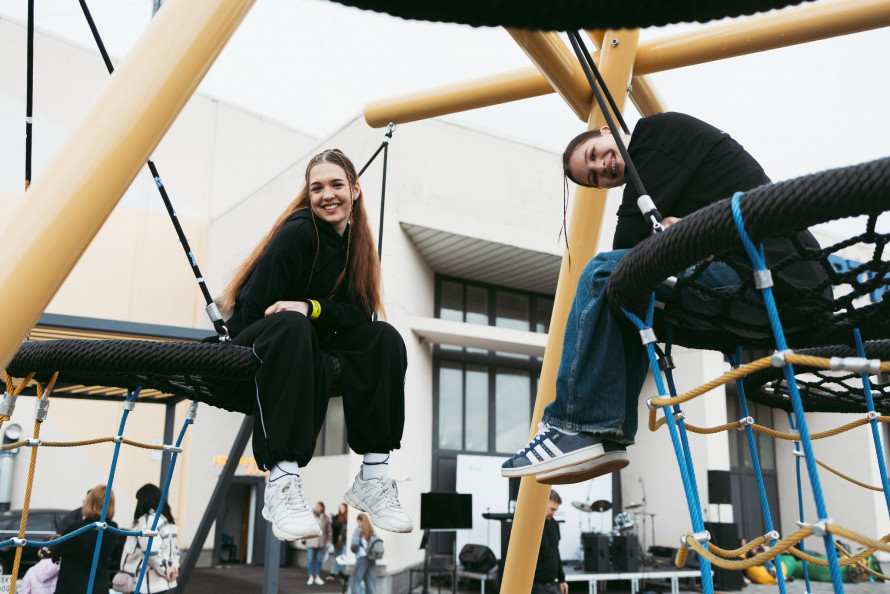 Презентували скейт-майданчик: у Запоріжжі відбувся молодіжний фестиваль (фото)