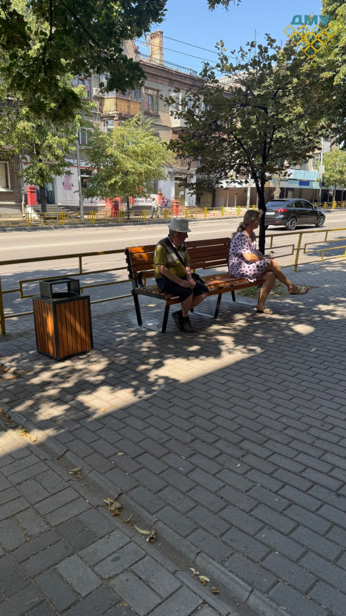 Вздовж центрального проспекту Запоріжжя встановили нові лави (фото)
