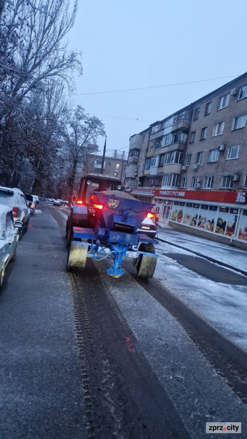 У Запоріжжі почали боротьбу зі снігом - фото перших зимових опадів