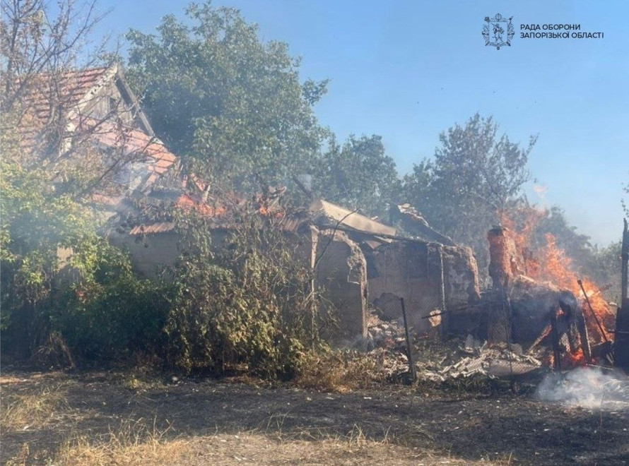Вночі вдарили КАБами, а зранку — по ТЦ: у Запоріжжі внаслідок атак є поранені (фото, відео)