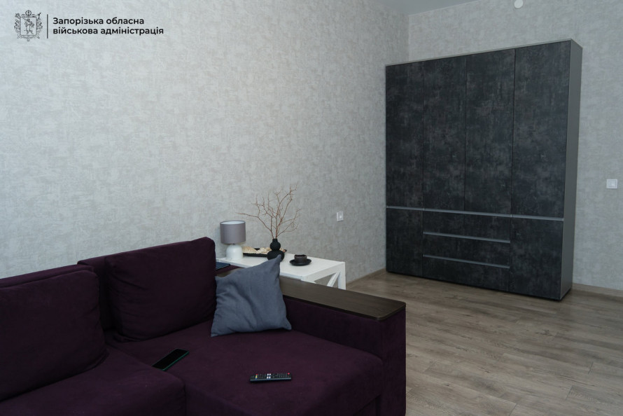 «Просто хочеться жити»: мешканка Запоріжжя повернулася до відновленої квартири, яку знищила російська ракета (фото, відео)