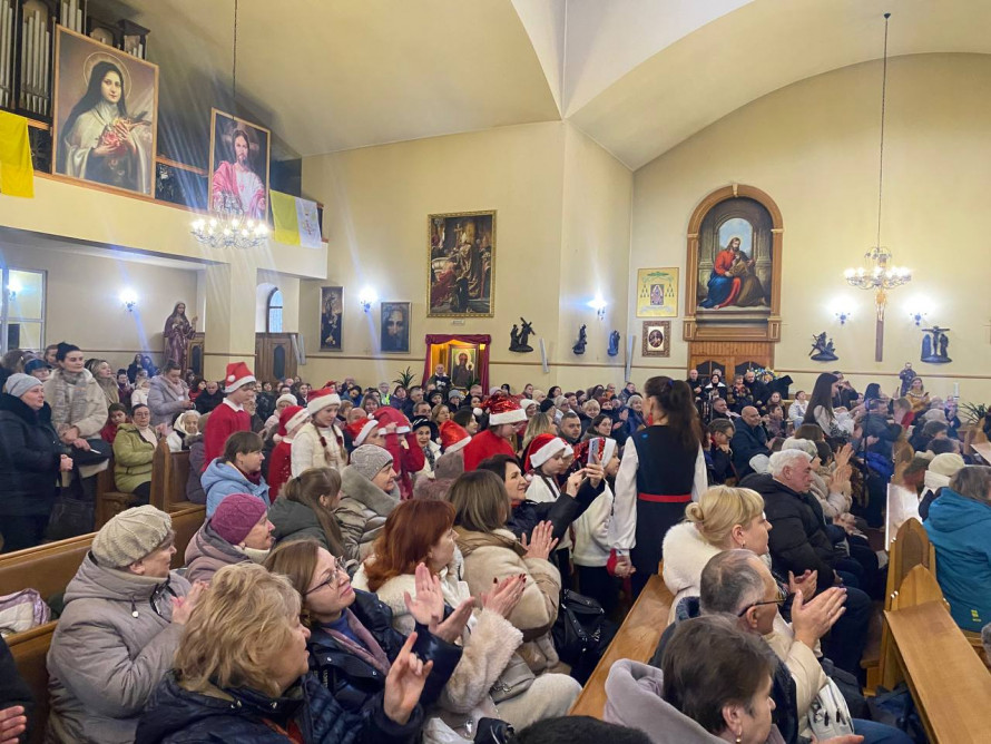 Святкова музика та колядки - у запорізькому соборі відбувся концерт камерного хору (фото)