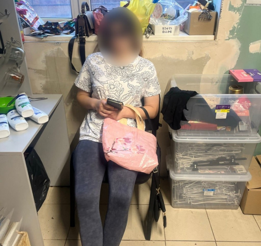 Прихопила товарів майже на тисячу: у центрі Запоріжжя жінка намагалася обікрасти магазин (фото)