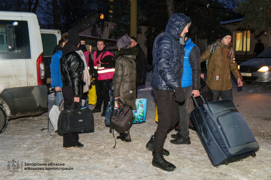 Кушугум під обстрілами - сім’ї з дітьми вивозять до Закарпатської області (фото)