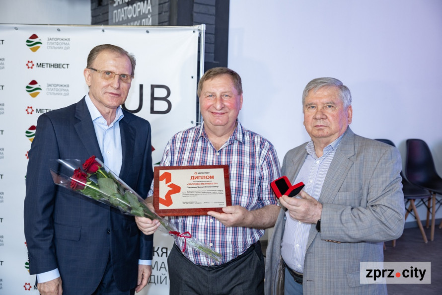 Корифеї Метінвесту: запорізьких пенсіонерів-металургів вшанували почесними нагородами