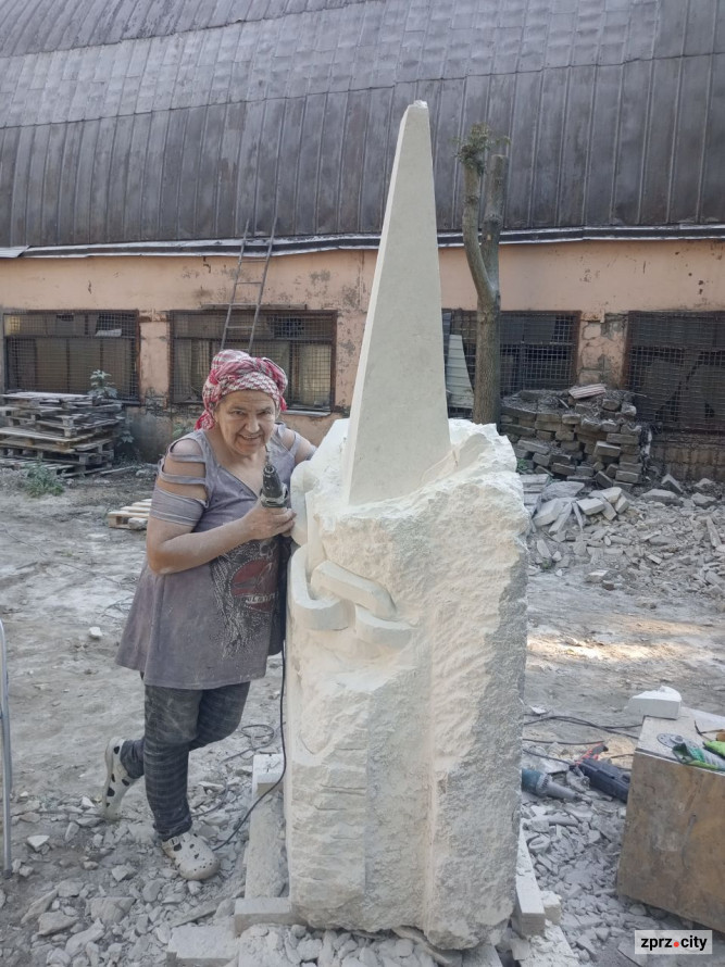 У Запоріжжі симпозіум митців завершився вражаючим підпалом скульптури - фото