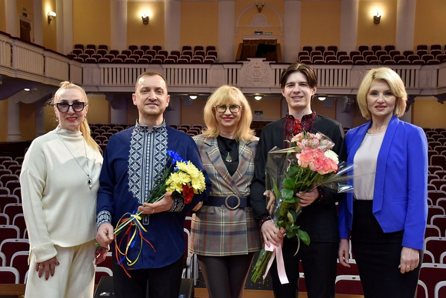 "Давно хотів зіграти цей концерт у рідній філармонії": 23-річний піаніст зачарував запоріжців разом із симфонічним оркестром