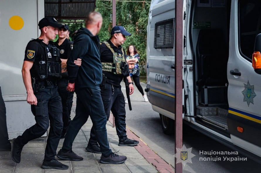 Вночі пробралися на підприємство: у Запоріжжі затримали на гарячому крадіїв міді (фото)