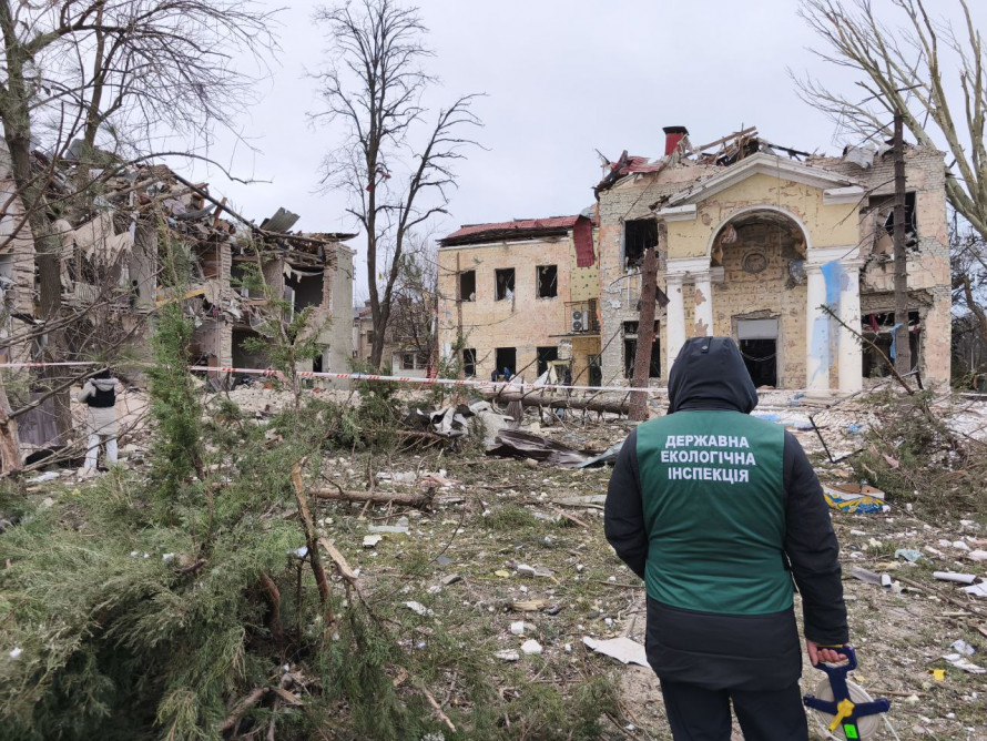 Будівельні конструкції та частини снарядів - що виявили екологи на місцях ракетних ударів по Запоріжжю (фото)