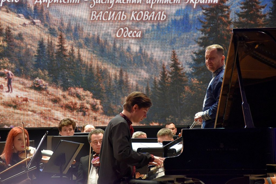 "Давно хотів зіграти цей концерт у рідній філармонії": 23-річний піаніст зачарував запоріжців разом із симфонічним оркестром