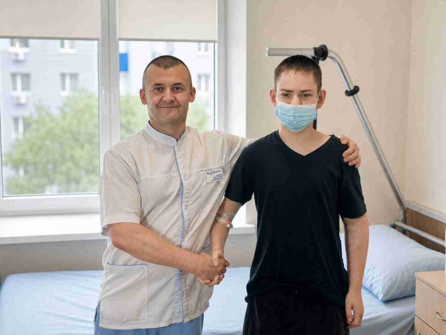"Ми так довго чекали цього дня": у Запоріжжі 17-річному хлопцю пересадили донорську нирку (фото)