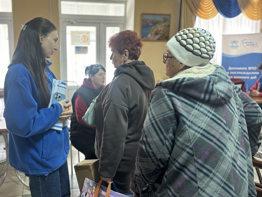"Єдине вікно" надії: як у Запоріжжі підтримують людей після евакуації